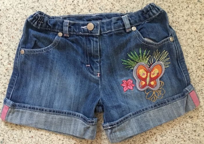 Mädchen-Jeansshorts mit süßer Applikation, verstellbares Taillengummi, Gr. 128, Taillenweite 30 cm
